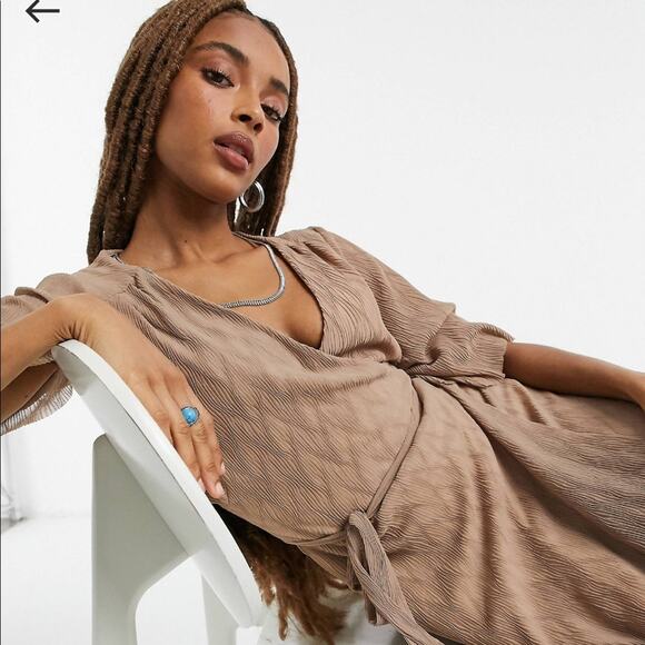 Liquorish Maxi Crinkled Wrap Dress Beige NWT Sz 8 Polyester Short Sleeve - Picture 11 of 12